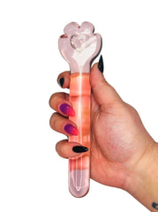 Łapy na wejściu: Różowe szkło